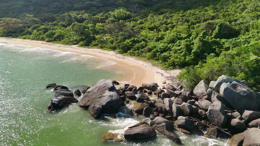 Cardoso Beach, Costeira de Zimbros Trail - Parque Natural Municipal Costeira de Zimbros - Bombinhas, Santa Catarina, Brazil
