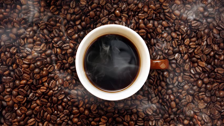 The sweet aroma of coffee, the hot steam rising from the coffee cup, and the scene of delicious coffee bean roasting
