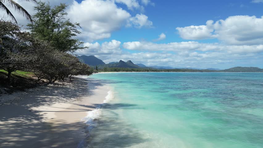 Hawaiian beach with turquoise water on a sunny day without many people
