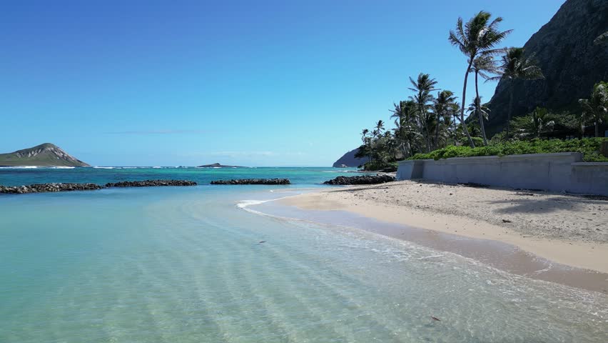 Hawaiian beach with turquoise water on a sunny day without many people
