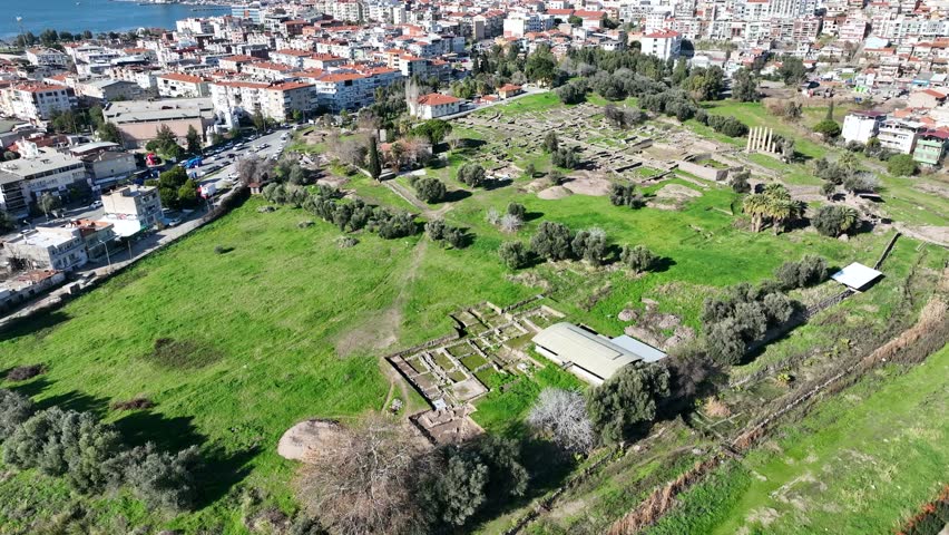 Smyrna Bayraklı Mound - Old Smyrna - Old Smyrna Bayraklı Ruins is considered one of the oldest settlements in Izmir and has a history dating back to 3,000 BC.