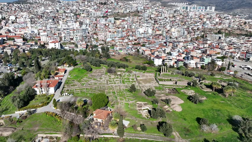 Smyrna Bayraklı Mound - Old Smyrna - Old Smyrna Bayraklı Ruins is considered one of the oldest settlements in Izmir and has a history dating back to 3,000 BC.