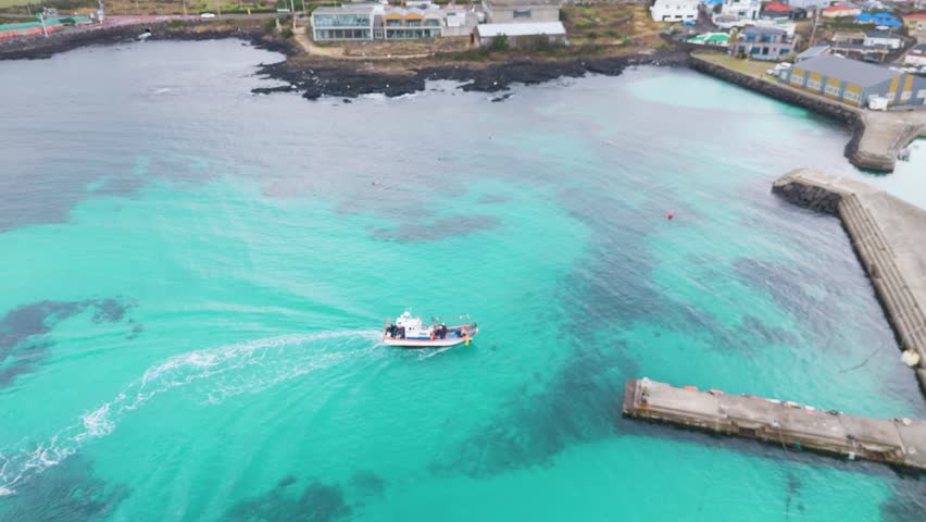 A video of a beautiful beach in Dongbok-ri, Gujwa-eup, Jeju Island. Clean and clear emerald green waves, a fishing village with haenyeo, and a ship entering the port