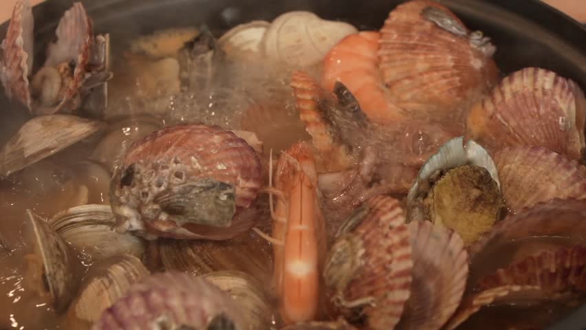 Seafood soup boiled with various seafood such as shellfish, shrimp, squid, etc