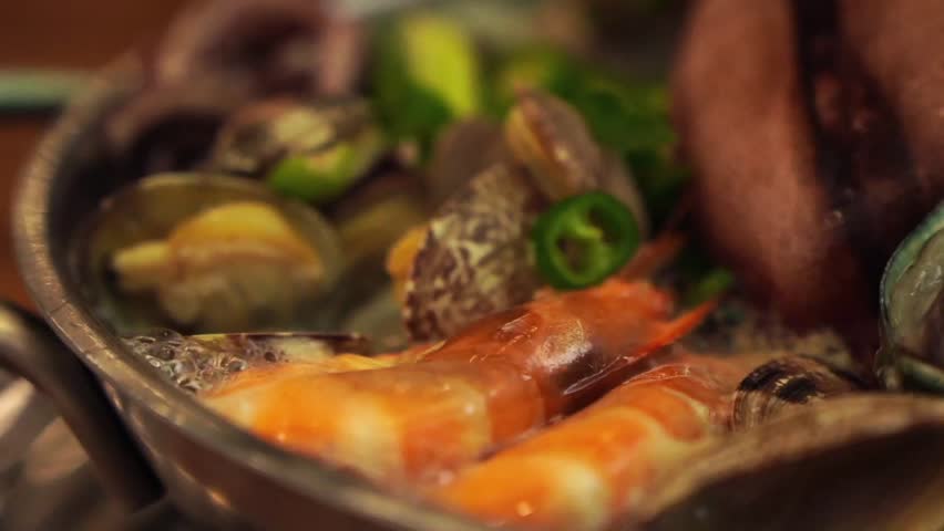 Seafood soup boiled with various seafood such as shellfish, shrimp, squid, etc
