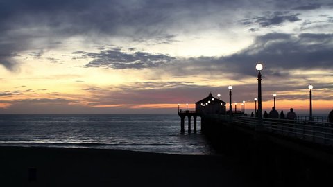Beautiful sunset over Manhattan Beach in Los Angeles, California, USA, with silhouetted people walking on the pier., videoclip de stoc