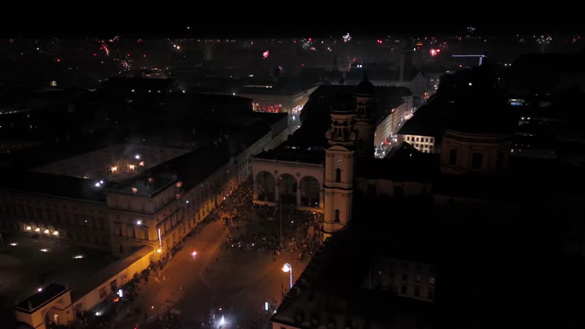 Silvester Muenchen, Deutschland, Odeonsplatz Luftaufnahme. Aerial view of Munich, Germany, showcasing vibrant New Years Eve fireworks display over city center. Stadt versinkt im Funkenregen. Salute. 
