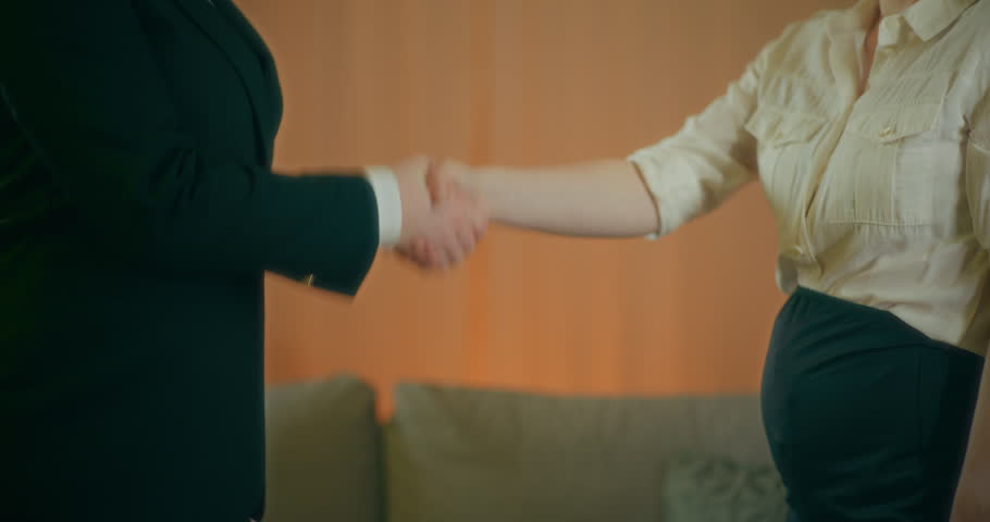 A real estate agent concludes a transaction with a client, finalizing a property sale by signing the contract together.