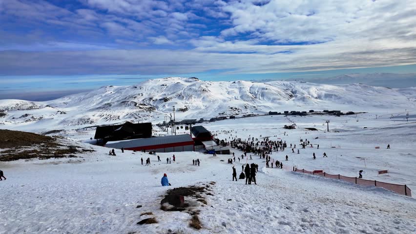 A view from the top of the ski resort at Erciyes Tekir Kapı. The start of the track and the crowd of people.