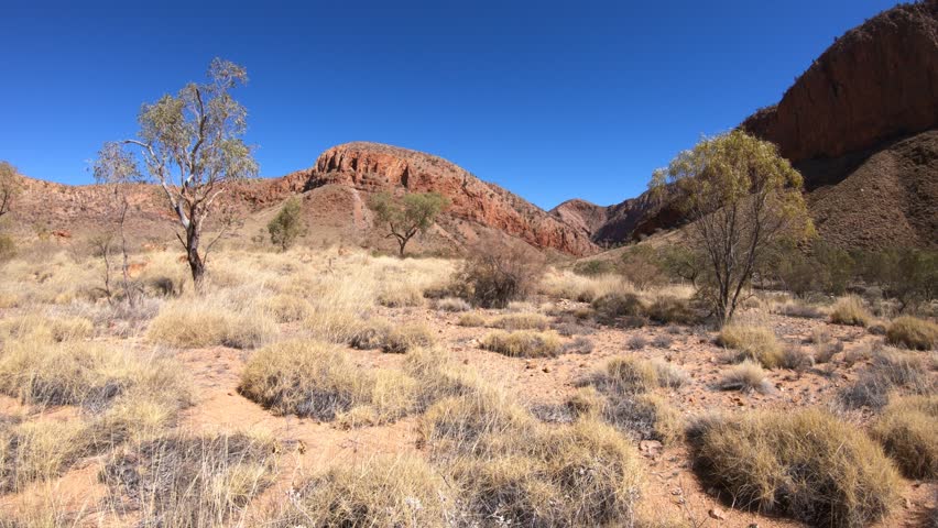 Ormiston Pound circular walk in West MacDonnell Ranges National Park and has views of Mount Sonder and Gosses Bluff crater. Northern Territory, Australian Outback, the halfway point in Larapinta Trail