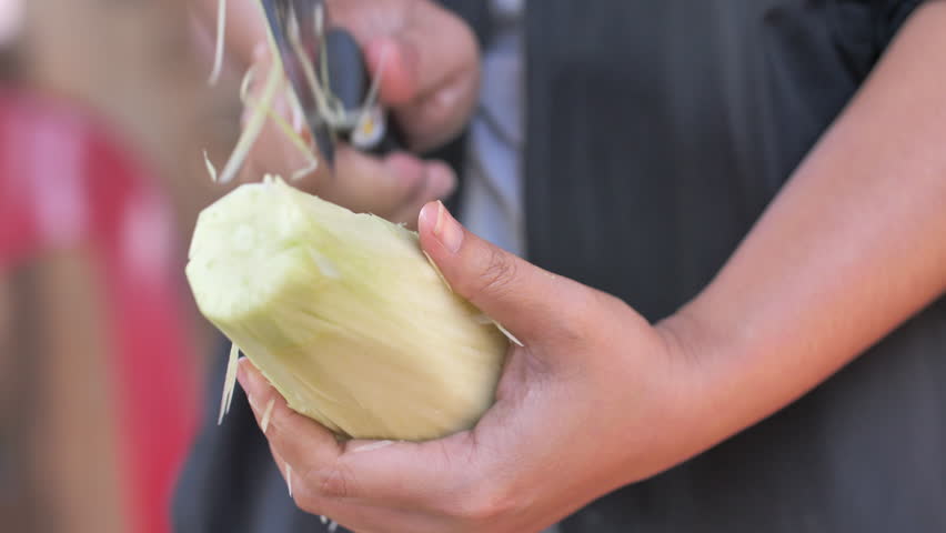 Hands of woman chopping papaya