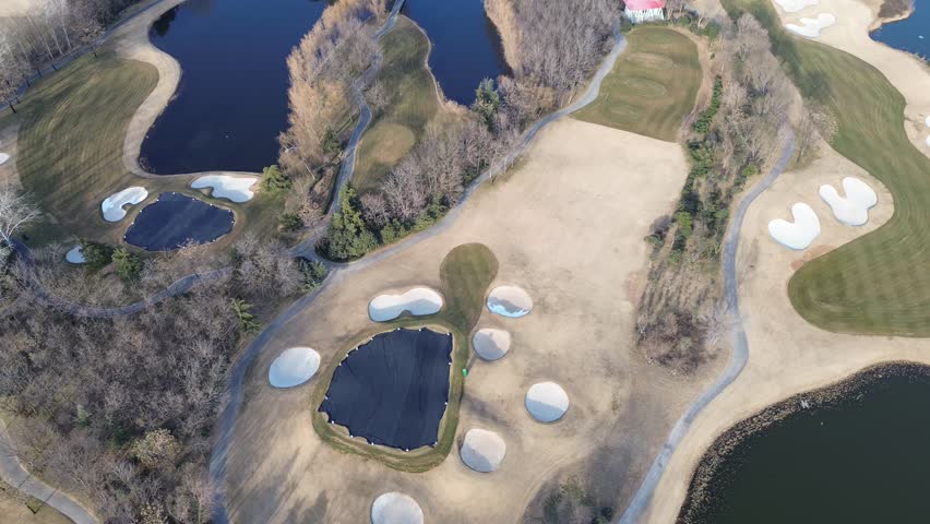 Jinsha Lake Golf Club is the first golf club in Henan Province. It covers an area of ​​1.8 square kilometers and is named after the Jinsha Lake with a water area of ​​150,000 square meters.
