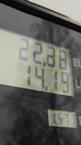 The fuel pump display conveniently shows fuel prices in Euros and accurately measures liters for consumer information