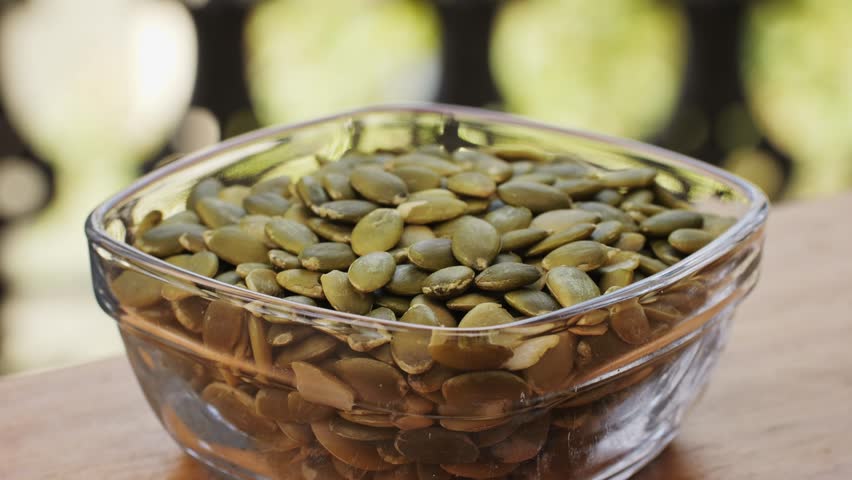 Roasted Pumpkin Seeds are a delicious, crunchy snack with hierro.