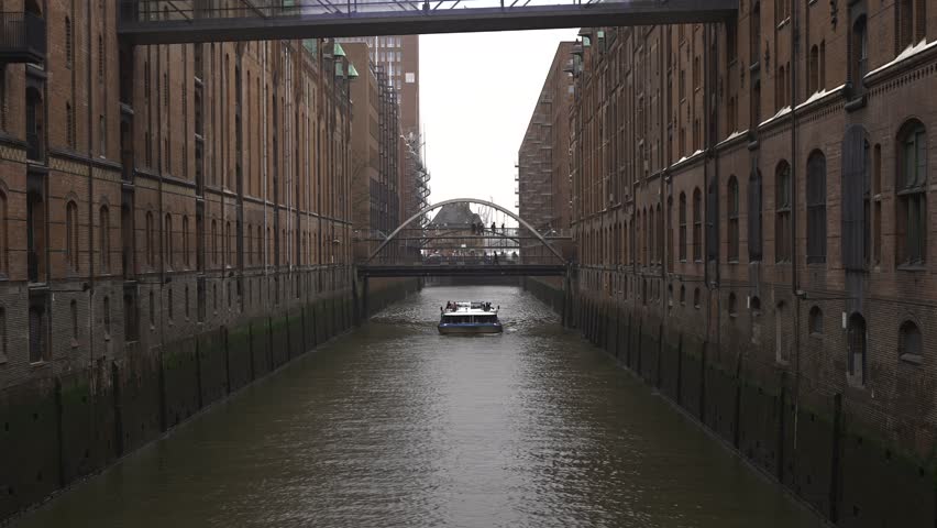 HafenCity auch Hafencity, Hamburg, Deutschland. Bezirk Hamburg-Mitte Stadtteil. Hamburgs iconic canals, historic Speicherstadt, modern HafenCity, bridges and scenic waterways in cityscape journey. 