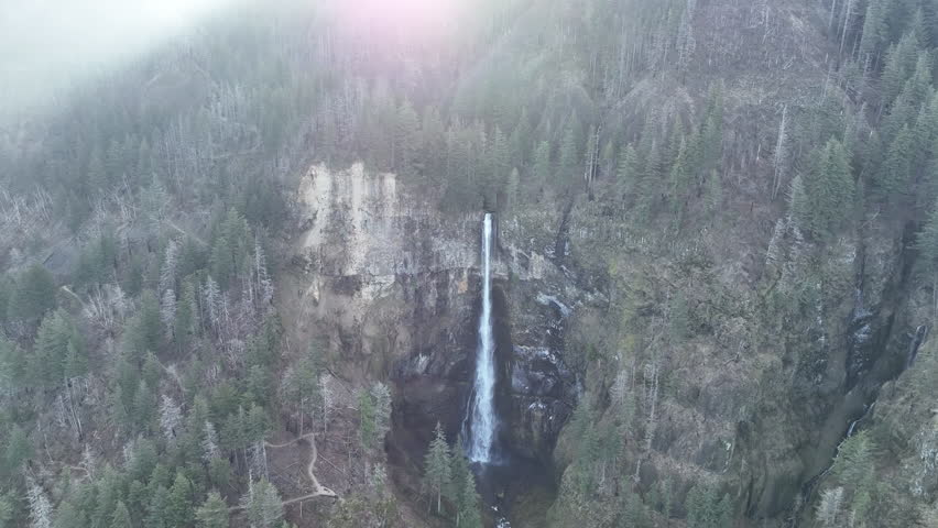 Located in the scenic Columbia River Gorge, Multnomah Falls tumbles 620 feet eventually feeding into the Columbia River. This gorgeous waterfall is visited by more than 2 million people each year.