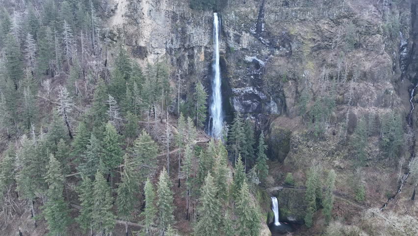 Located in the scenic Columbia River Gorge, Multnomah Falls tumbles 620 feet eventually feeding into the Columbia River. This gorgeous waterfall is visited by more than 2 million people each year.