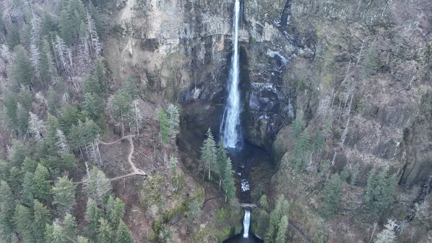 Located in the Columbia River Gorge, Multnomah Falls tumbles 620 feet eventually feeding into the Columbia River. This gorgeous waterfall, near Portland, is visited by over 2 million people each year.