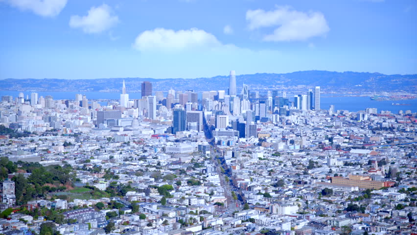 Twin Peaks in San Francisco offers one of the most breathtaking panoramic views of the city. Rising nearly 1,000 feet above sea level, these iconic hills are a favorite for tourists and locals alike. 