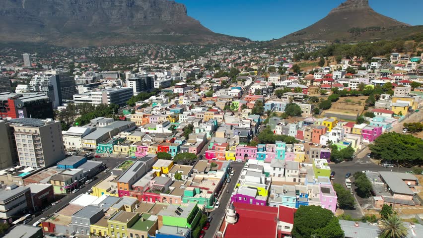 Cape Town’s vibrant streets are lined with colorful buildings, creating a lively and picturesque atmosphere.