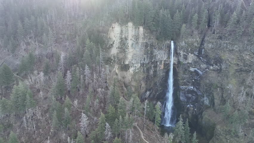 Located in the Columbia River Gorge, Multnomah Falls tumbles 620 feet eventually feeding into the Columbia River. This gorgeous waterfall, near Portland, is visited by over 2 million people each year.