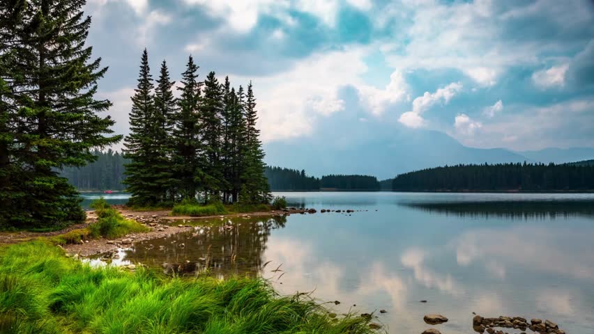 Discovering Lake Minnewanka – A Scenic Gem in Banff National Park, Alberta