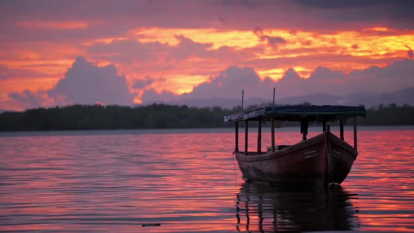 Time lapse of the sun setting over the ocean in Hawaii. a Beautiful Blue Sky. Sun Dawn in the Sea. Weather, holiday travel destination concept 4K UHD