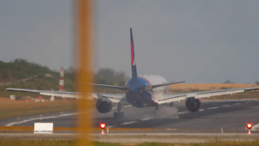 Emergency plane on the runway. Fire of the right landing gear, engine surging. Interrupted flight