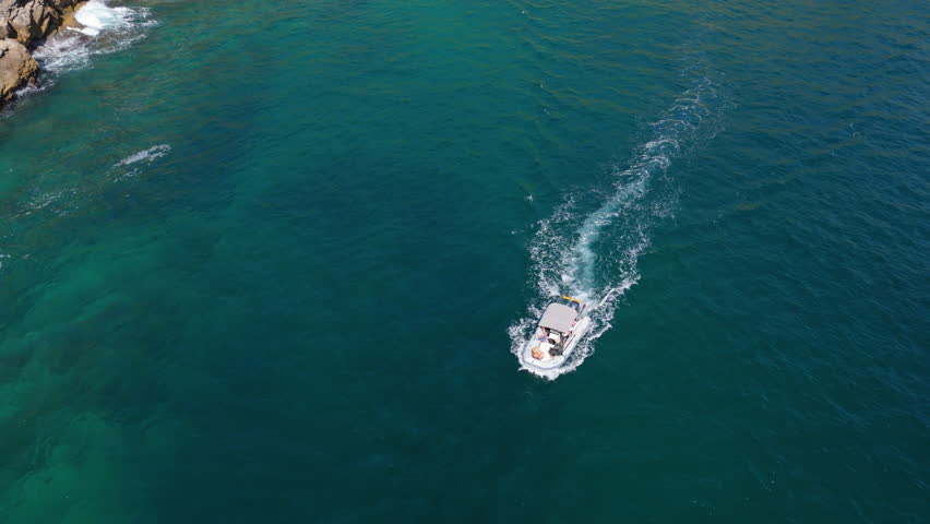 Arraial do Cabo is a paradise of crystal clear waters, stunning beaches and rich marine life, perfect for diving, hiking and nature contemplation.