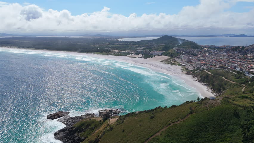 Arraial do Cabo is a paradise of crystal clear waters, stunning beaches and rich marine life, perfect for diving, hiking and nature contemplation.