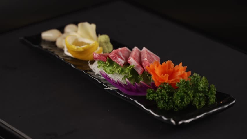 Delicately marbled tuna sashimi with a rich, buttery texture. Its umami flavor pairs perfectly with wasabi and garnishes. 풍부한 버터 질감을 지닌 섬세한 마블링 참치 회입니다. 감칠맛이 와사비 및 고명과 완벽하게 어울립니다.