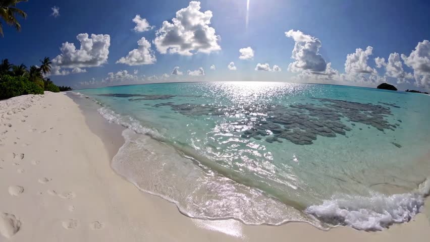 A breathtaking 4K panoramic view capturing the serene beauty of a pristine sandy beach in the Maldives.