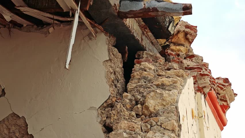 A building destroyed after the earthquakes in the south area of Puerto Rico, showcasing the damage on its walls. The scene is at the daytime