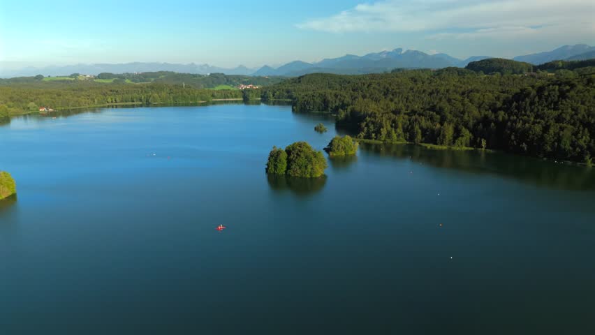 Seehamer See, See in Bayern, Deutschland Luftbild im Sommer. Aerial view of lake Seehamer sunny in summer in Germany, Bavaria. Theme nature and nature reserves in Germany. Landschaftsschutzgebiet. 