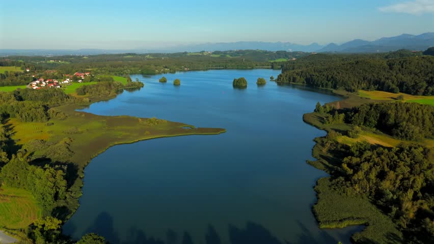 Seehamer See, See in Bayern, Deutschland Luftbild im Sommer. Aerial view of lake Seehamer sunny in summer in Germany, Bavaria. Theme nature and nature reserves in Germany. Landschaftsschutzgebiet. 