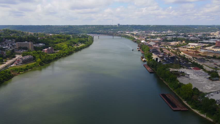 Cincinnati Southern Bridge on Ohio River separating the states of Ohio and Kentucky near the city of Cincinnati, Ohio, USA