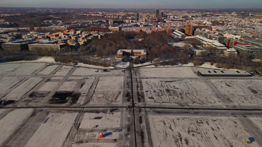 Bavaria-Statue und Ruhmeshalle an der Theresienwiese Munchen, Deutschland Luftaufnahme im Winter. Bavaria statue and lion part of ensemble which also includes hall of fame and stairway aerial view. 