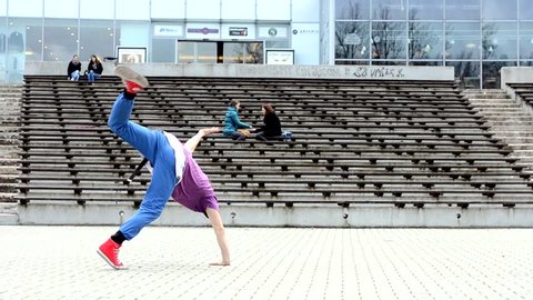 Breakdancer in the streets Stock Video