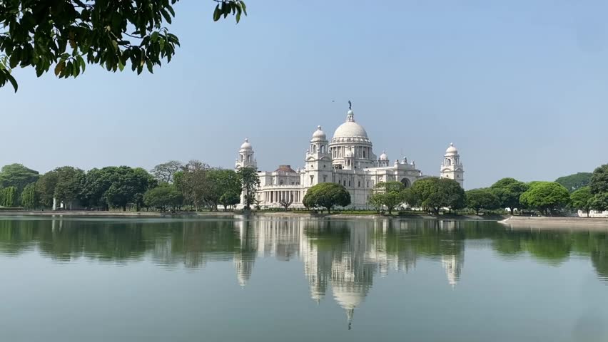 Beautiful view of Victoria Memorial Kolkata with lake in the foreground.
