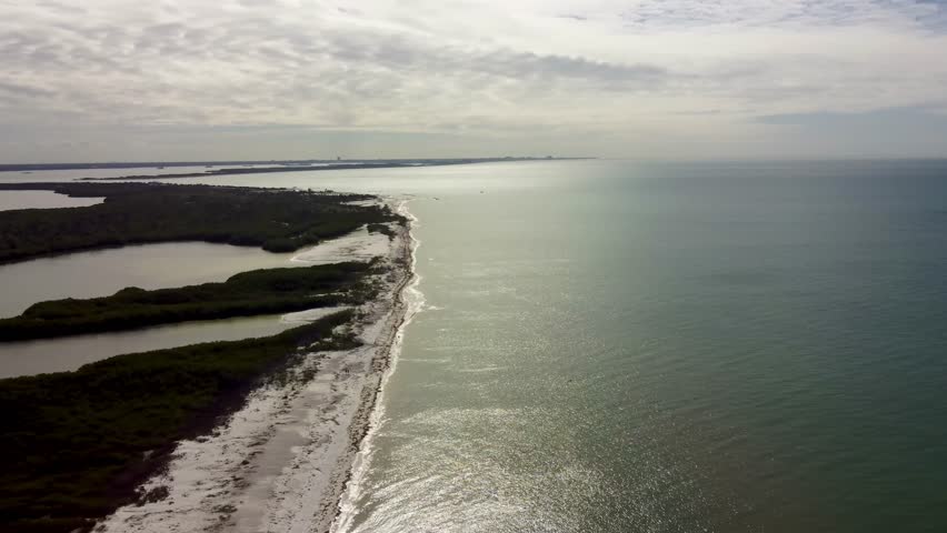 Aerial view of Honeymoon Island State Park, showcasing Florida’s crystal-clear turquoise waters. Perfect for spring break or summer vacation. A tropical paradise in the Gulf of Mexico.