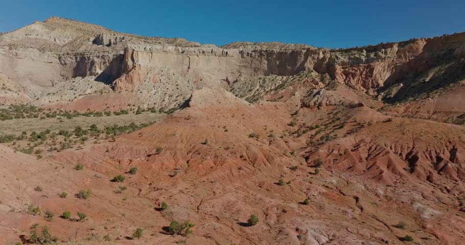 Rocky desert landscape with vibrant colors and clear skies in New Mexico
