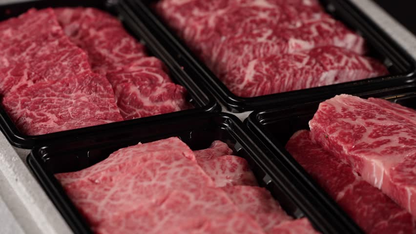 Four slices of premium Korean beef with rich marbling and a tender, deep flavor. 풍부한 마블링과 깊은 풍미를 지닌 한우 4점.