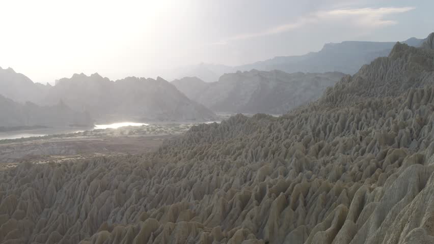 The Kund Malir Mountains are part of the Hingol National Park, featuring rugged cliffs, towering rock formations, and rolling desert hills. Over time, natural erosion has sculpted unique formations