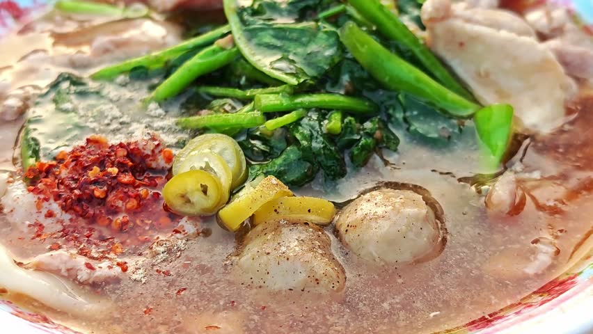 Wide noodles with pork gravy