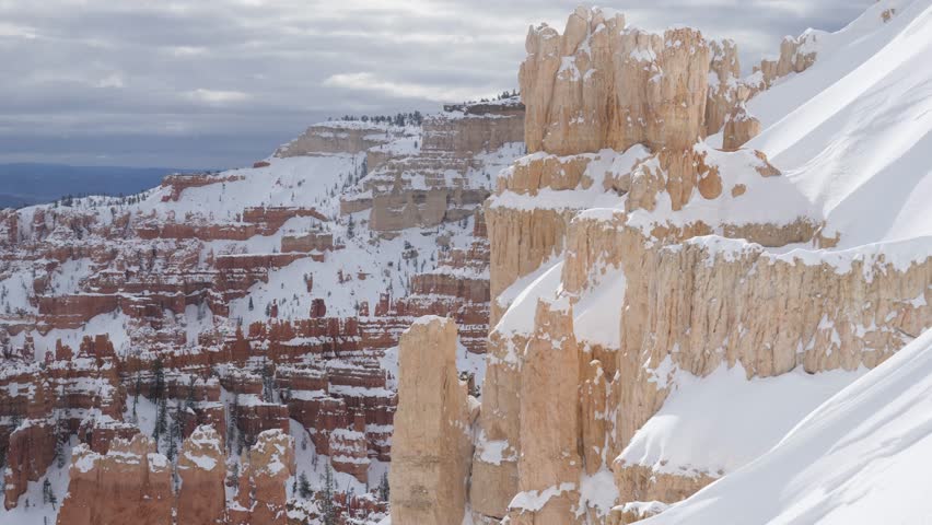 Bryce canyon hoodoo in snow