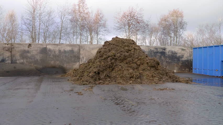 Storage with agricultural manure in a Biogas facility