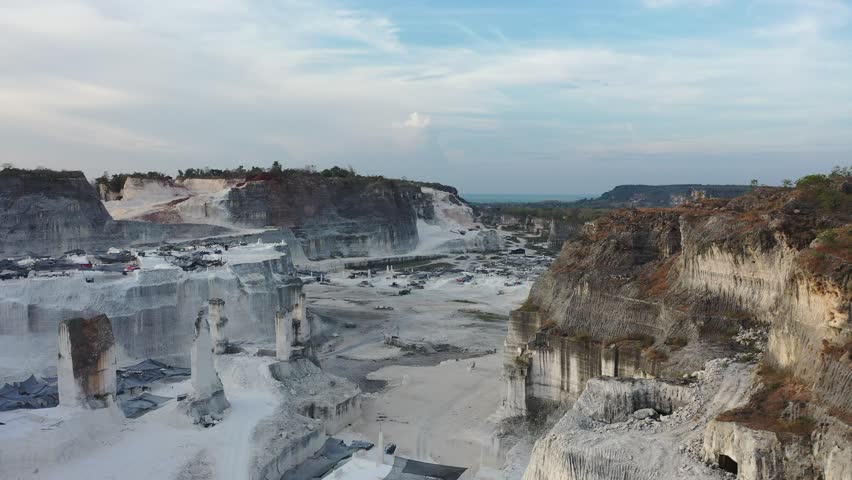 A limestone quarry is an industrial facility that extracts limestone from the earth. This sedimentary rock is composed primarily of calcium carbonate. It has a variety of uses.