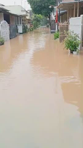 The flood that occurred was not caused by heavy rain, but there was a dam in the mountainous area that was not functioning optimally, so it overflowed into the surrounding area. This happened in a res