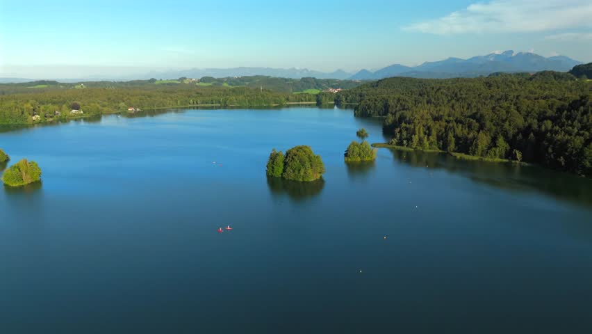 Seehamer See, See in Bayern, Deutschland Luftbild im Sommer. Aerial view of lake Seehamer sunny in summer in Germany, Bavaria. Theme nature and nature reserves in Germany. Landschaftsschutzgebiet. 