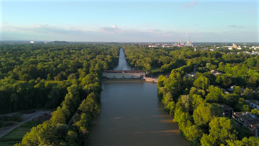 Stauwehr Oberfoehring Muenchen, Bayern, Deutschland Luftaufnahme im Sommer. Dam on Isar River in Munich, Germany aerial view in summer. Top view of the English Garden and the dam on the River Isar. 